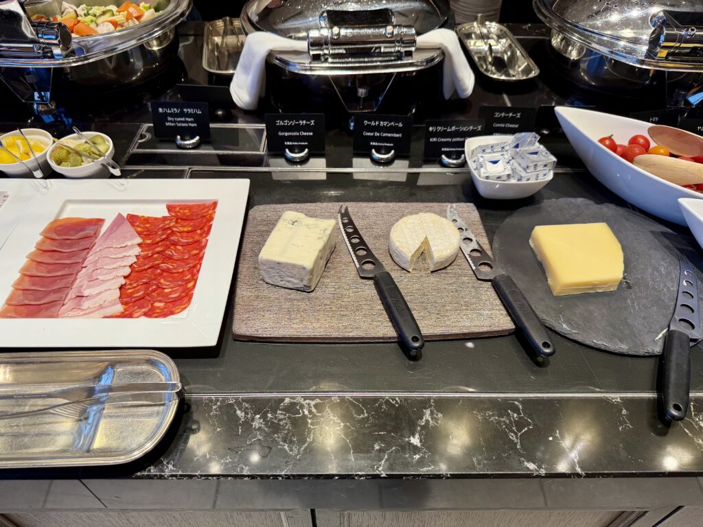 ヒルトン東京お台場 エグゼクティブラウンジ 朝食のチーズとサラミ