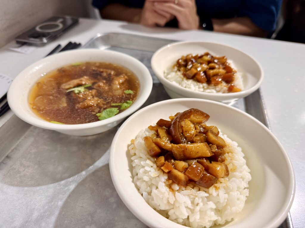 台北駅近くにある「北北車魯肉飯」