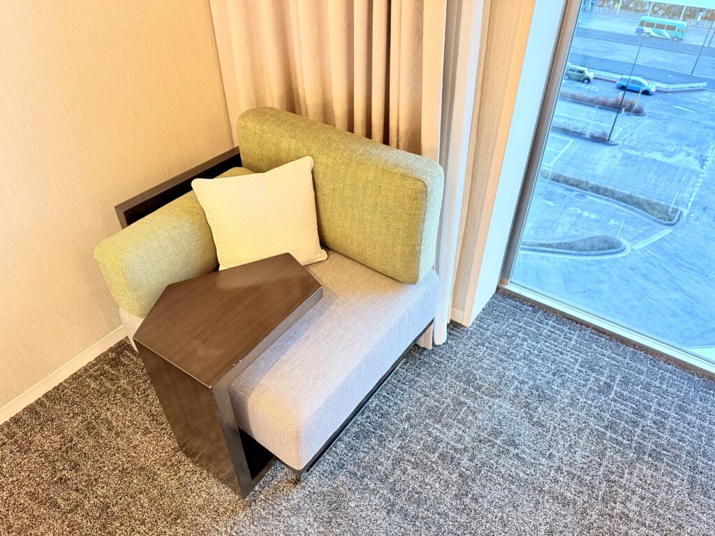 ダブルツリーbyヒルトン東京有明 ゲストルーム ソファとテーブル