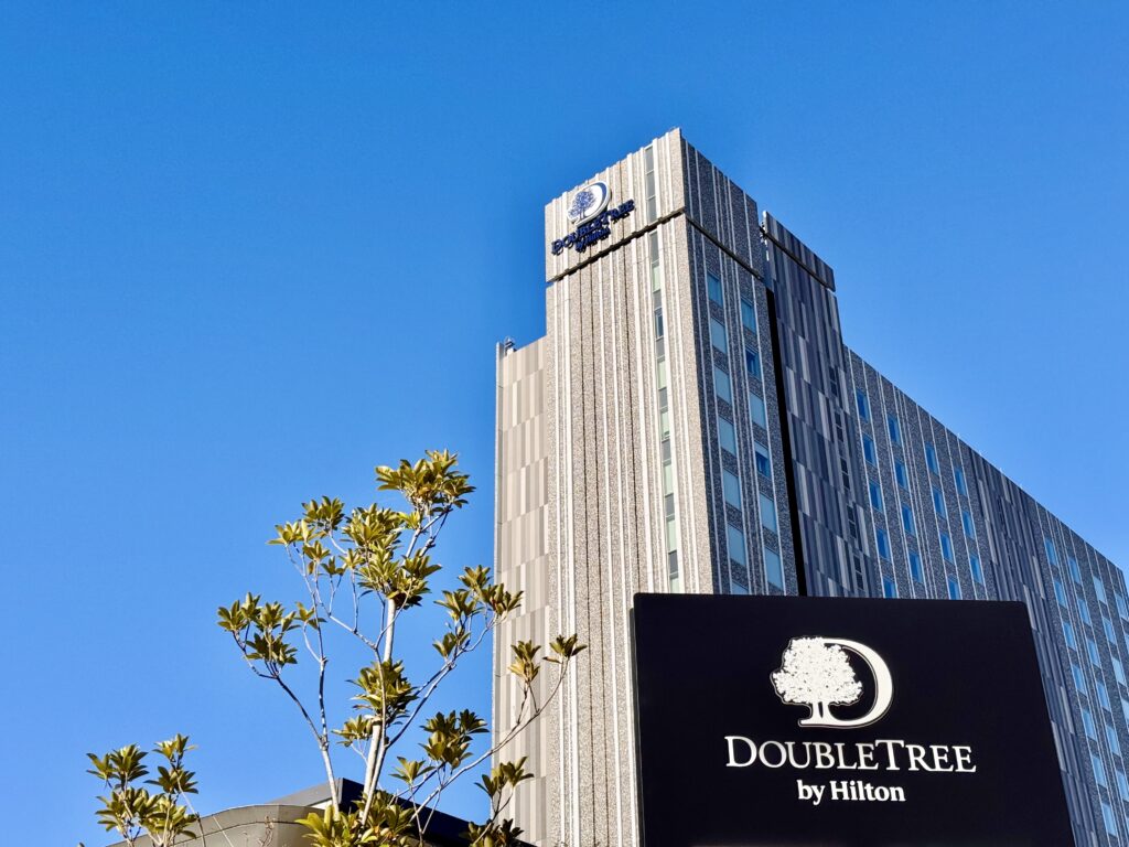 ダブルツリーbyヒルトン東京有明 晴れた日の外観(有明駅側)