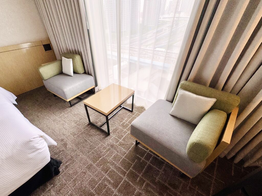 ダブルツリーbyヒルトン東京有明 デラックスルーム 使い勝手の良い窓側ソファセット