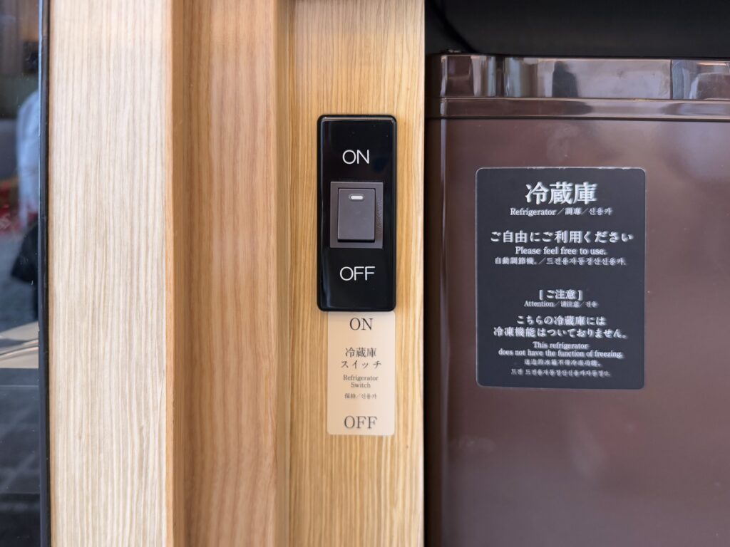 ダブルツリーbyヒルトン東京有明 デラックスルーム 冷蔵庫の電源はスイッチ式