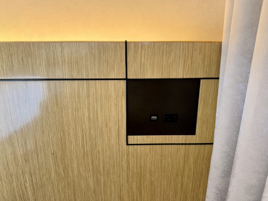 ダブルツリーbyヒルトン東京有明 デラックスルーム ベッドまわり