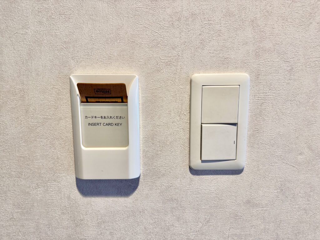 ダブルツリーbyヒルトン東京有明 デラックスルーム 電源を入れるには入口でカードキー挿入が必要