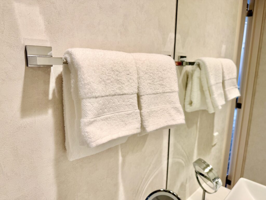 ダブルツリーbyヒルトン東京有明 デラックスルーム 洗面台のタオル