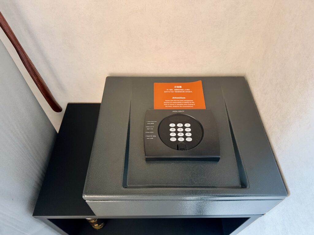ダブルツリーbyヒルトン東京有明 デラックスルーム クローゼットのセキュリティーボックス