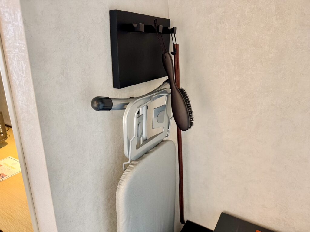 ダブルツリーbyヒルトン東京有明 デラックスルーム クローゼットのアイロン台