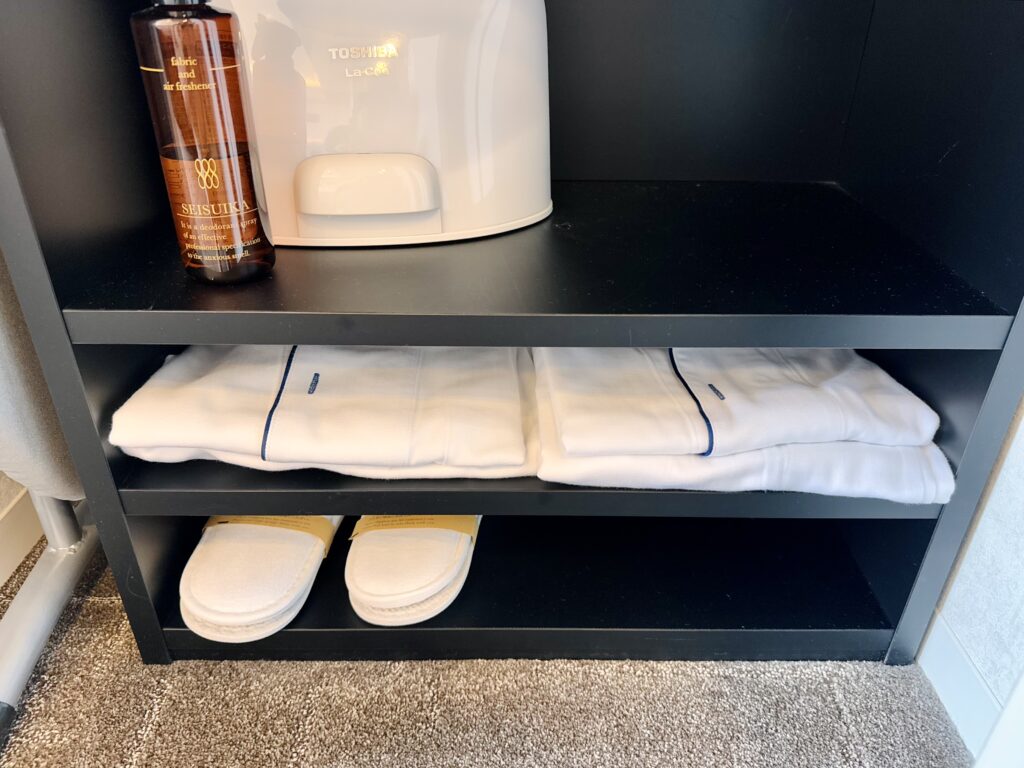 ダブルツリーbyヒルトン東京有明 デラックスルーム クローゼットの備品