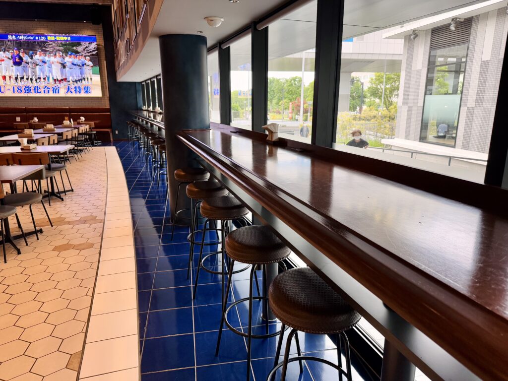 ダブルツリーbyヒルトン東京有明 Brew33 Barのカウンター席