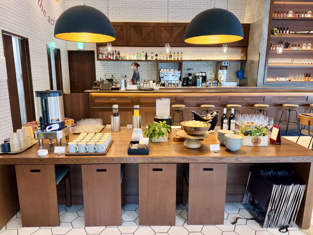 ダブルツリーbyヒルトン東京有明 Brew33 Barのビュッフェ台