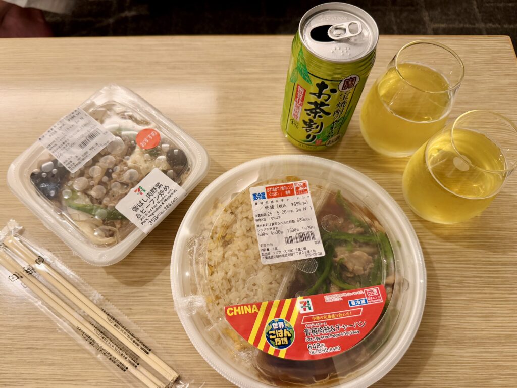 ダブルツリーbyヒルトン東京有明 窓側ソファで部屋飲みタイム