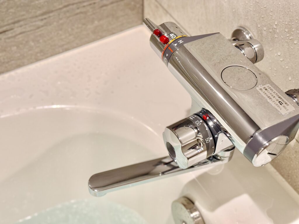 ダブルツリーbyヒルトン東京有明 デラックスルーム お湯張りはレバーで自動ストップする便利さ