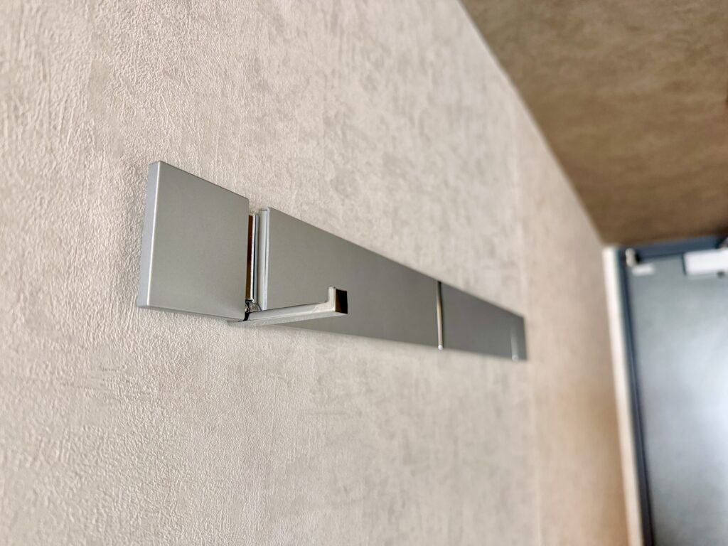 ダブルツリーbyヒルトン東京有明 デラックスルーム 壁のフックまで機能的