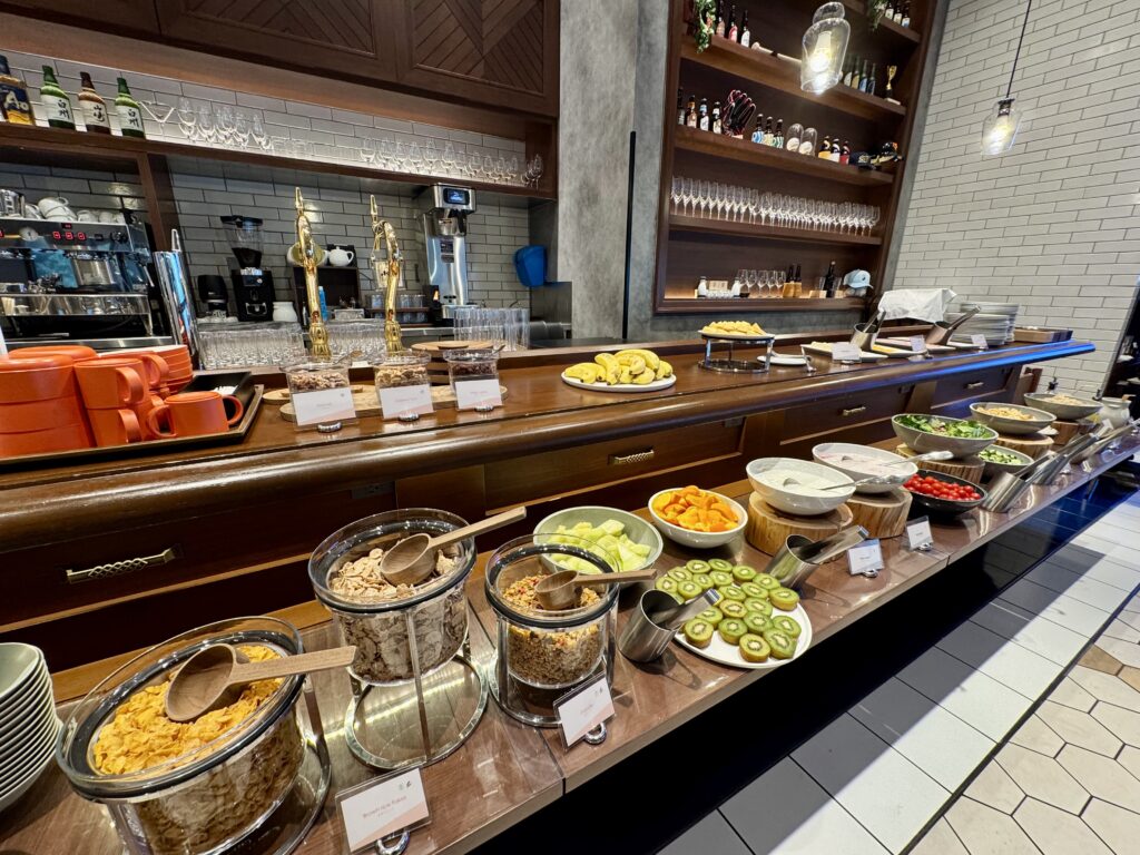 ダブルツリーbyヒルトン東京有明 朝食会場 Brew33 Bar シリアルとフルーツ