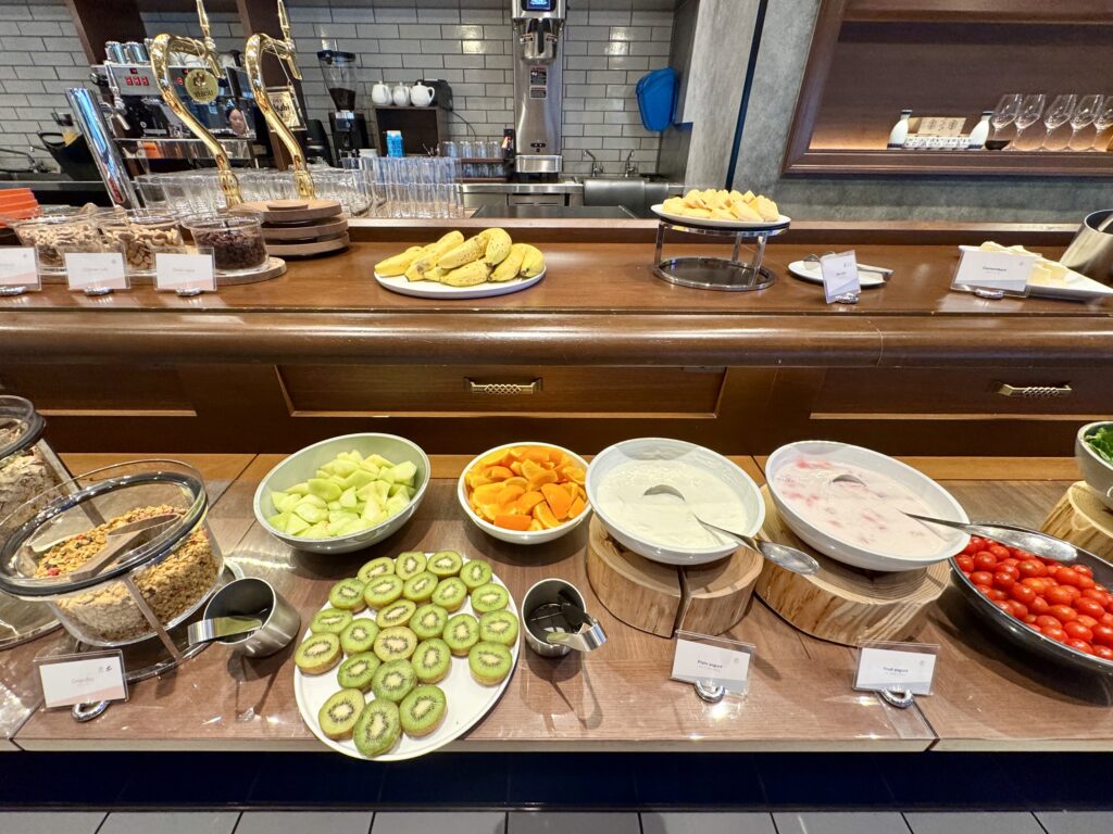 ダブルツリーbyヒルトン東京有明 朝食会場 Brew33 Bar フルーツとヨーグルト