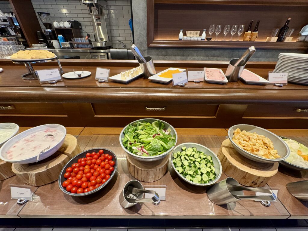 ダブルツリーbyヒルトン東京有明 朝食会場 Brew33 Bar サラダ