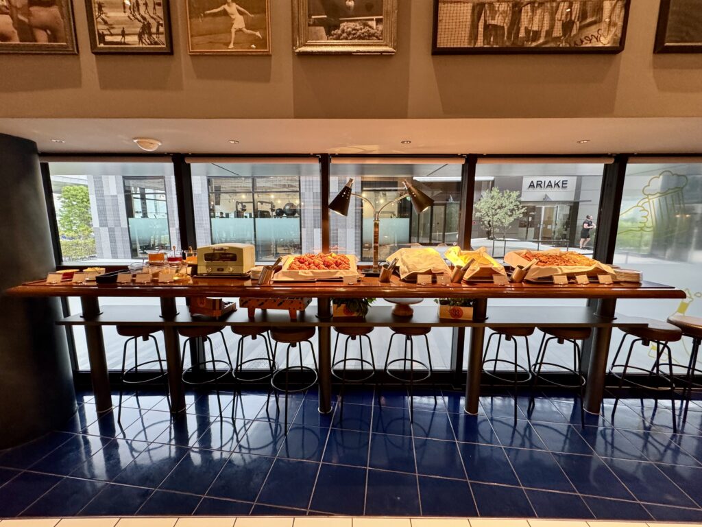 ダブルツリーbyヒルトン東京有明 朝食会場 Brew33 Bar パンコーナー