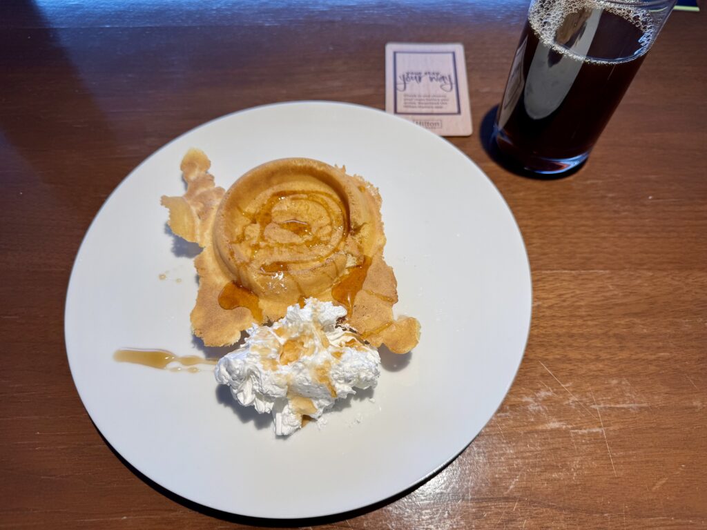 ダブルツリーbyヒルトン東京有明 朝食会場 Brew33 Bar 食べたシグネチャーワッフル