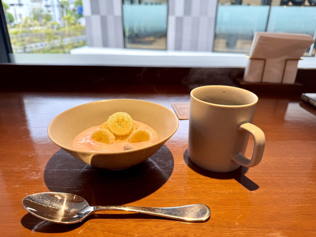 ダブルツリーbyヒルトン東京有明 朝食会場 Brew33 Bar 食べたバナナヨーグルト
