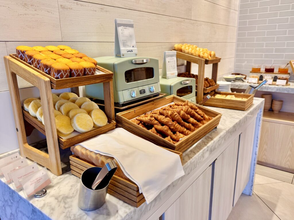 ダブルツリーby東京有明 朝食ビュッフェ パンコーナー