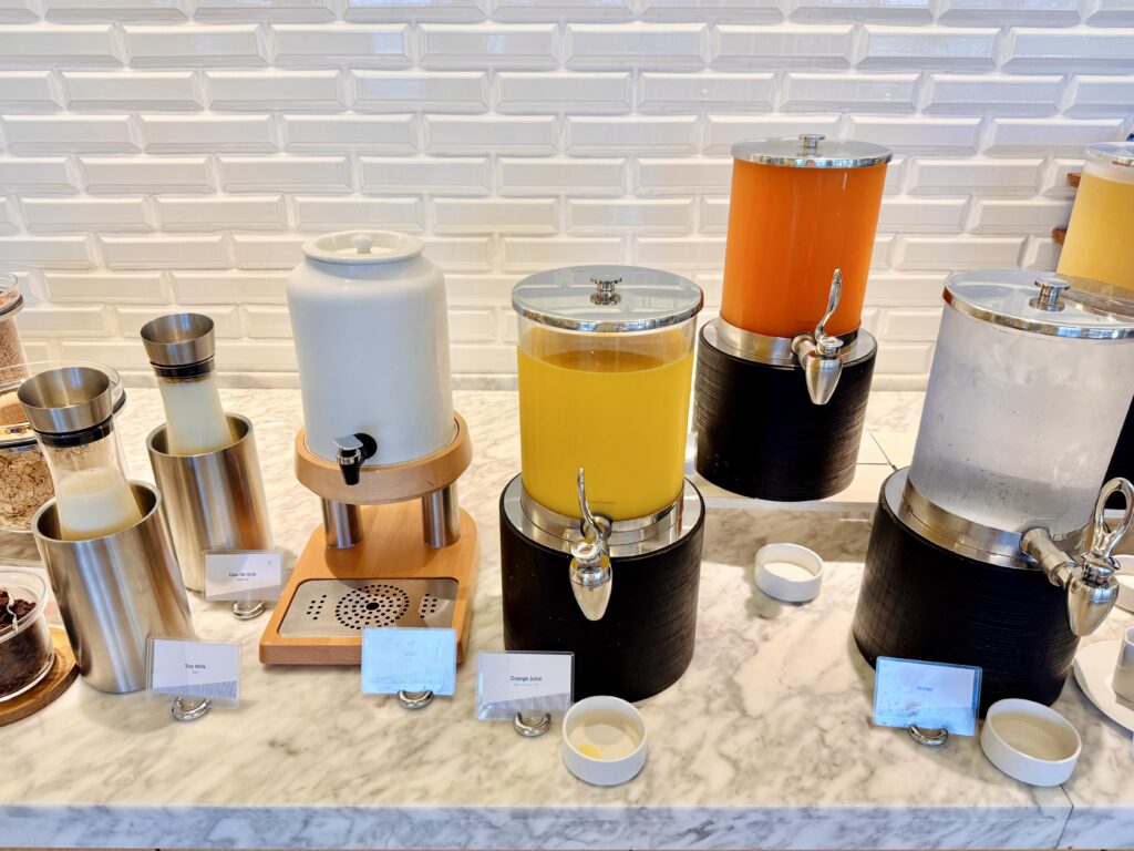 ダブルツリーby東京有明 朝食ビュッフェ ドリンクコーナー