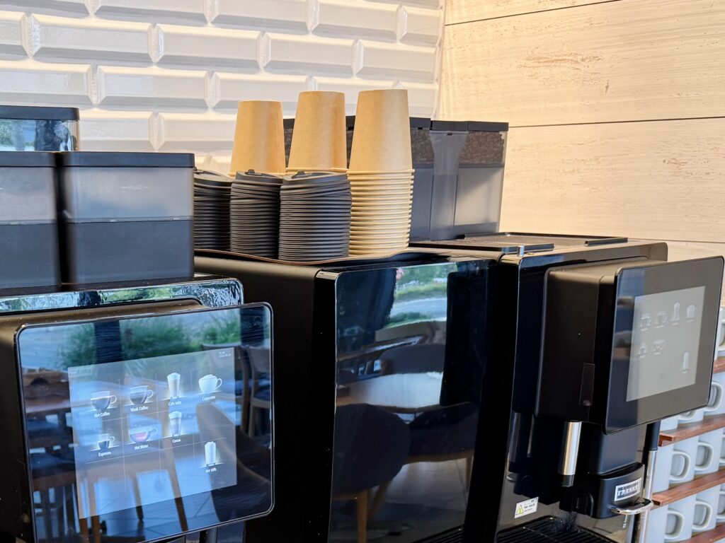 ダブルツリーby東京有明 朝食ビュッフェ カフェのテイクアウト用カップ