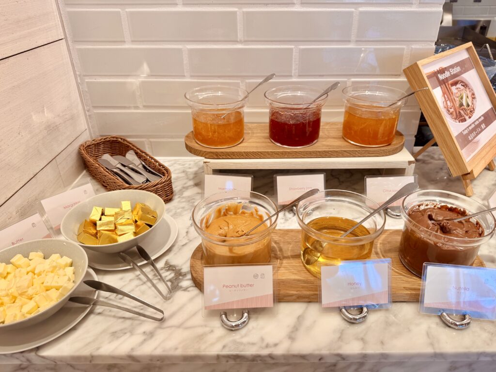 ダブルツリーby東京有明 朝食ビュッフェ パンコーナーのスプレッド