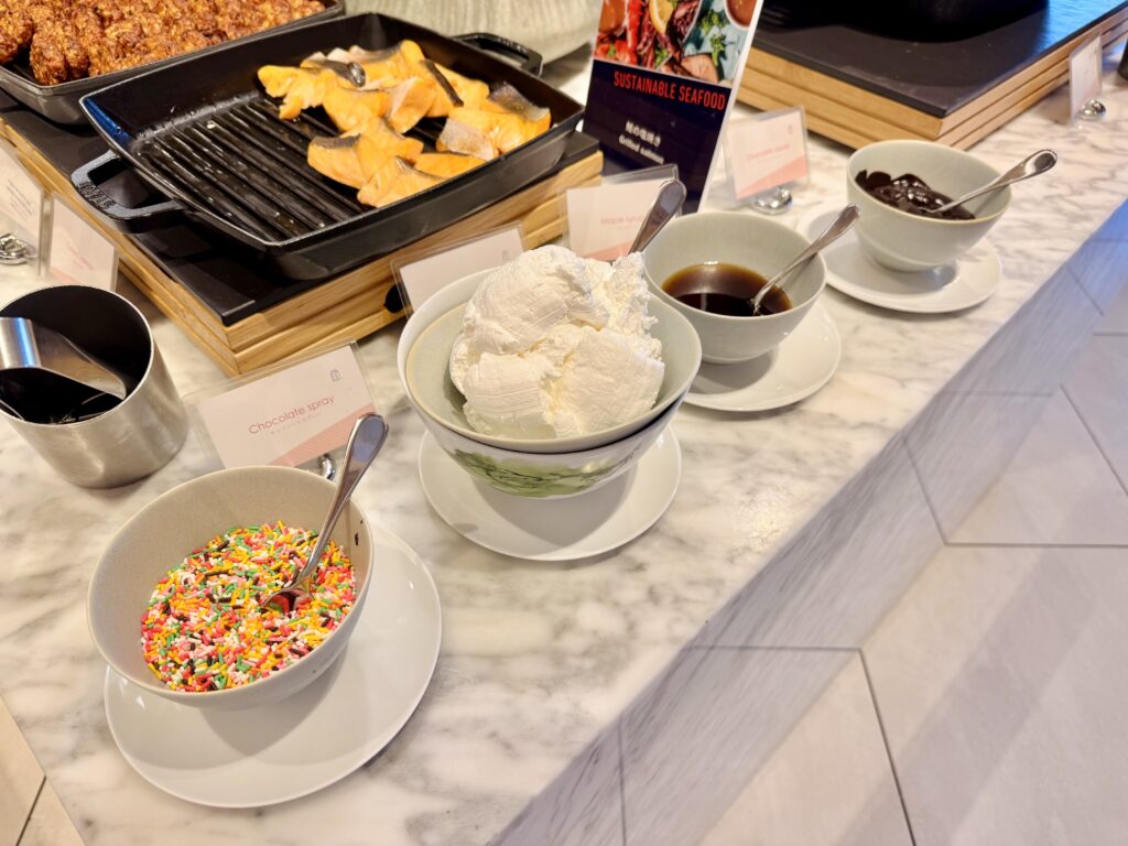 ダブルツリーby東京有明 朝食ビュッフェ ワッフルのトッピング