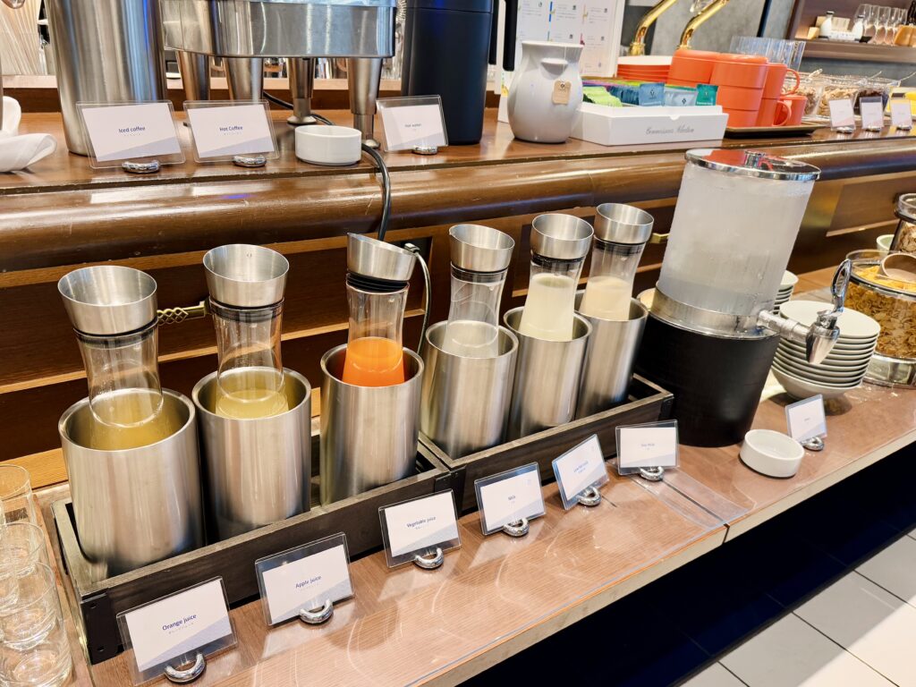 ダブルツリーby東京有明 朝食ビュッフェ Brew33 Barのドリンクコーナー