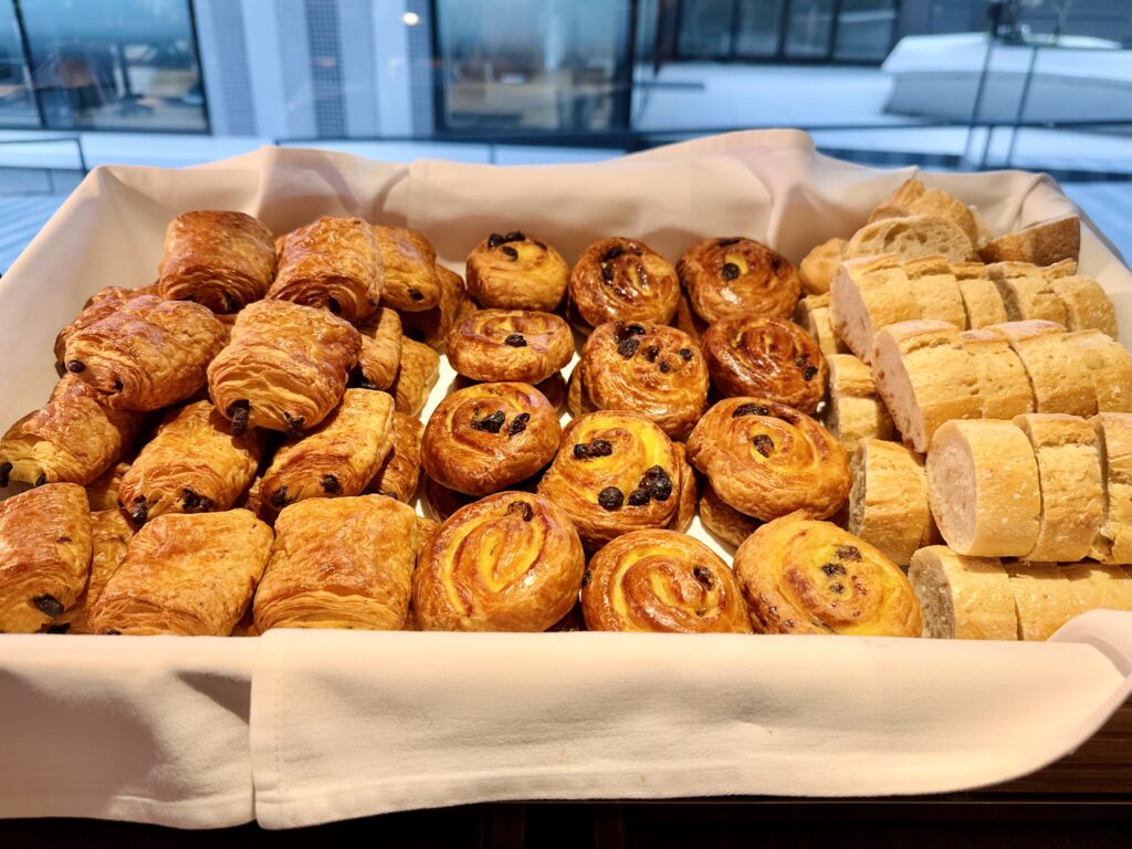 ダブルツリーby東京有明 朝食ビュッフェ Brew33 Bar パンコーナー