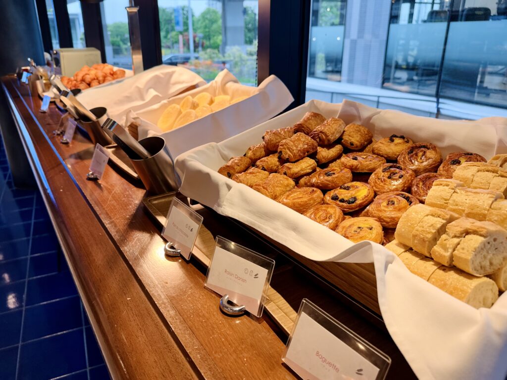 ダブルツリーby東京有明 朝食ビュッフェ Brew33 Barのパンコーナー
