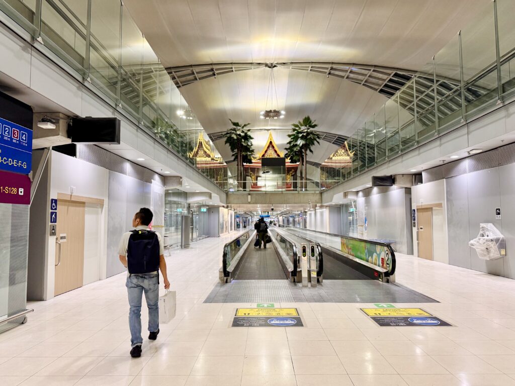 バンコク スワンナプーム国際空港に到着