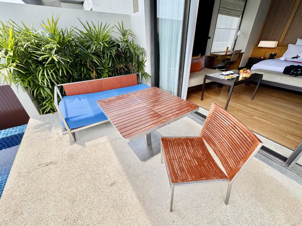 コンラッドコサムイ バルコニーのテーブルセット