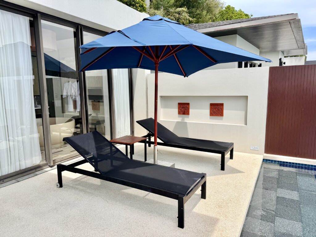 コンラッドコサムイ プールサイドベッド