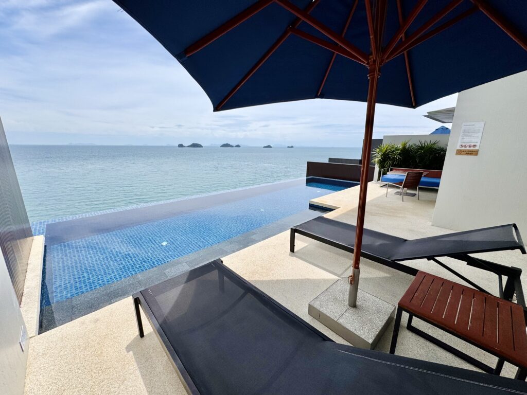 コンラッドコサムイのプライベートプールとファイブアイランドの眺め