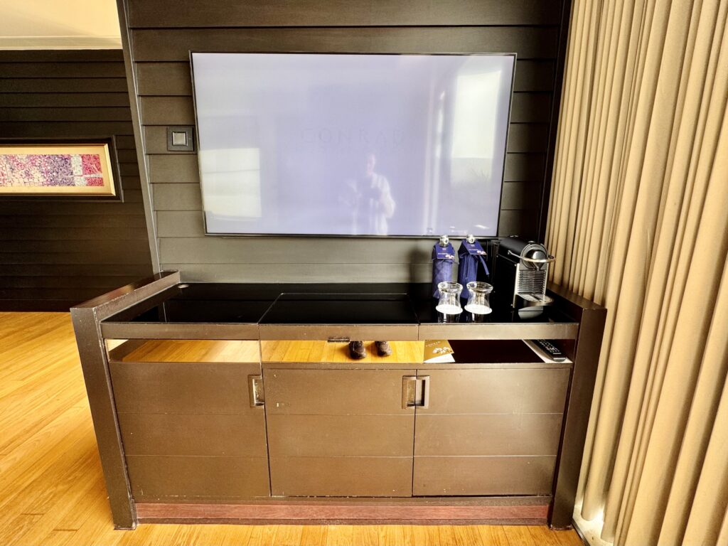 コンラッドコサムイ 客室のテレビ