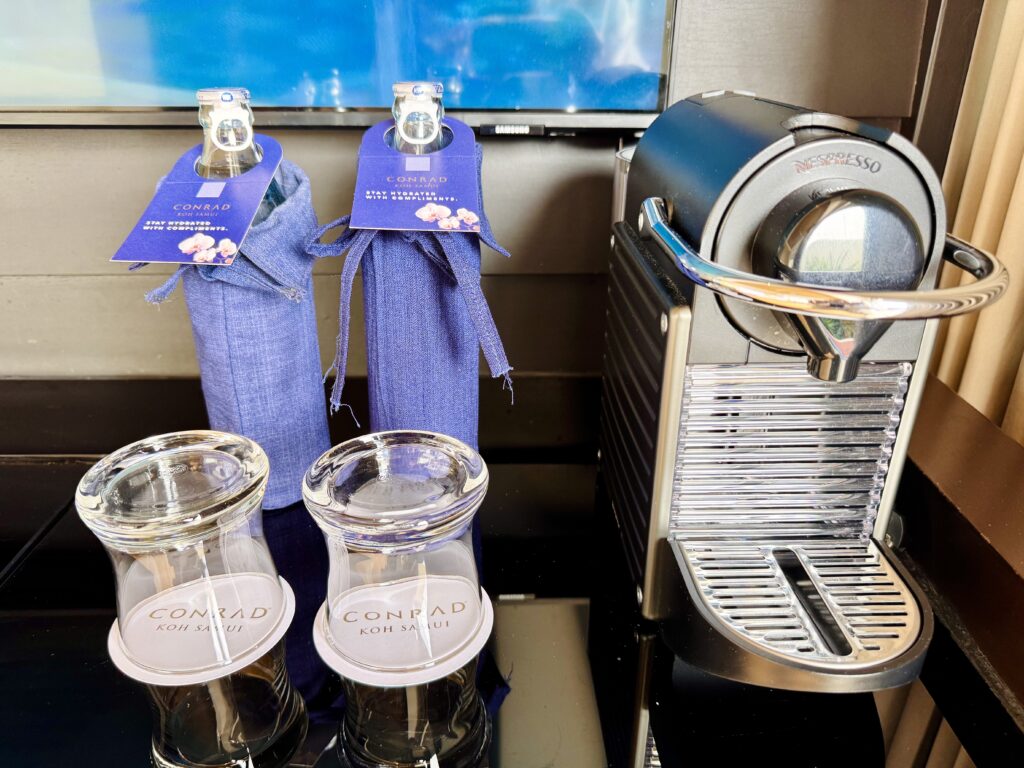 コンラッドコサムイ ネスプレッソマシーンと水