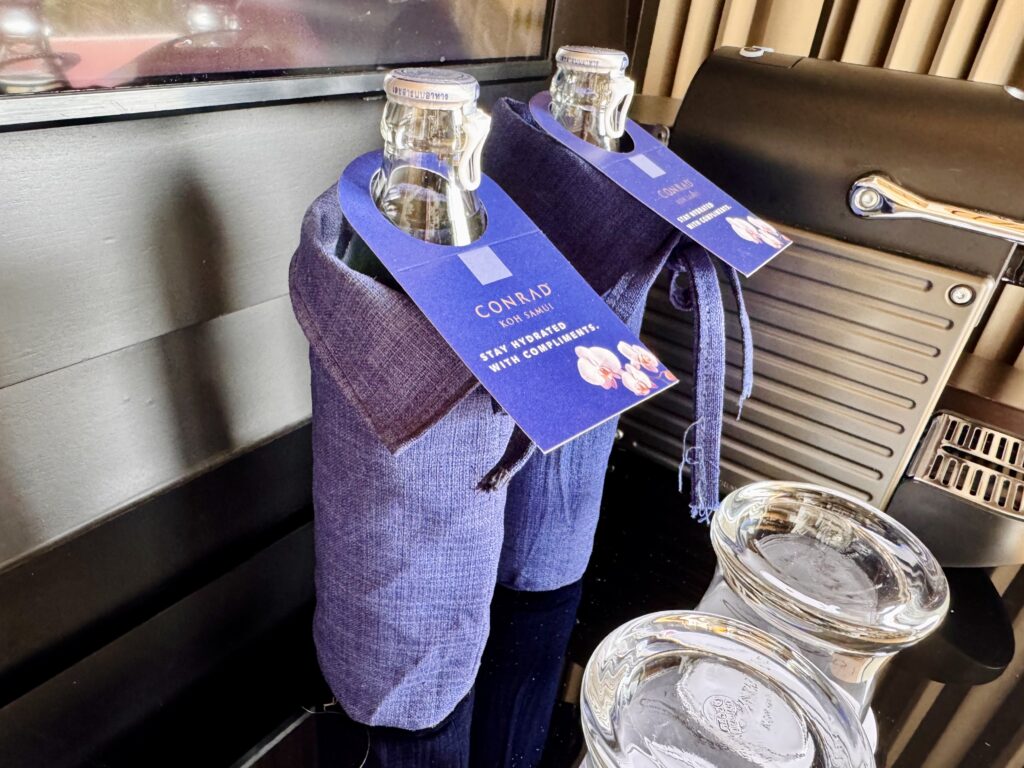 コンラッドコサムイの無料のボトルウォーター