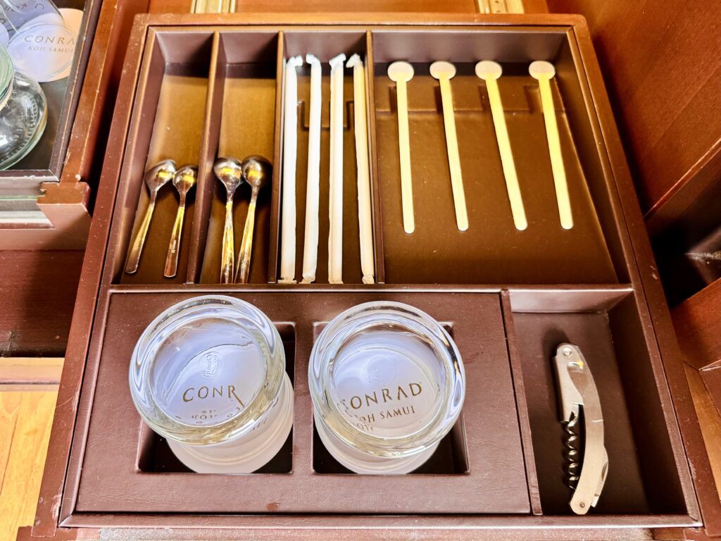 コンラッドコサムイ 客室に置いてあるグラス