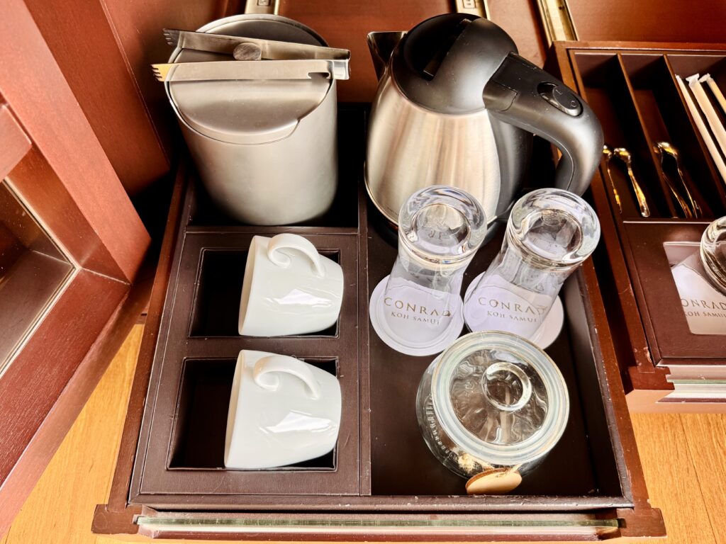 コンラッドコサムイ 客室に置いてあるケトルとアイスペール