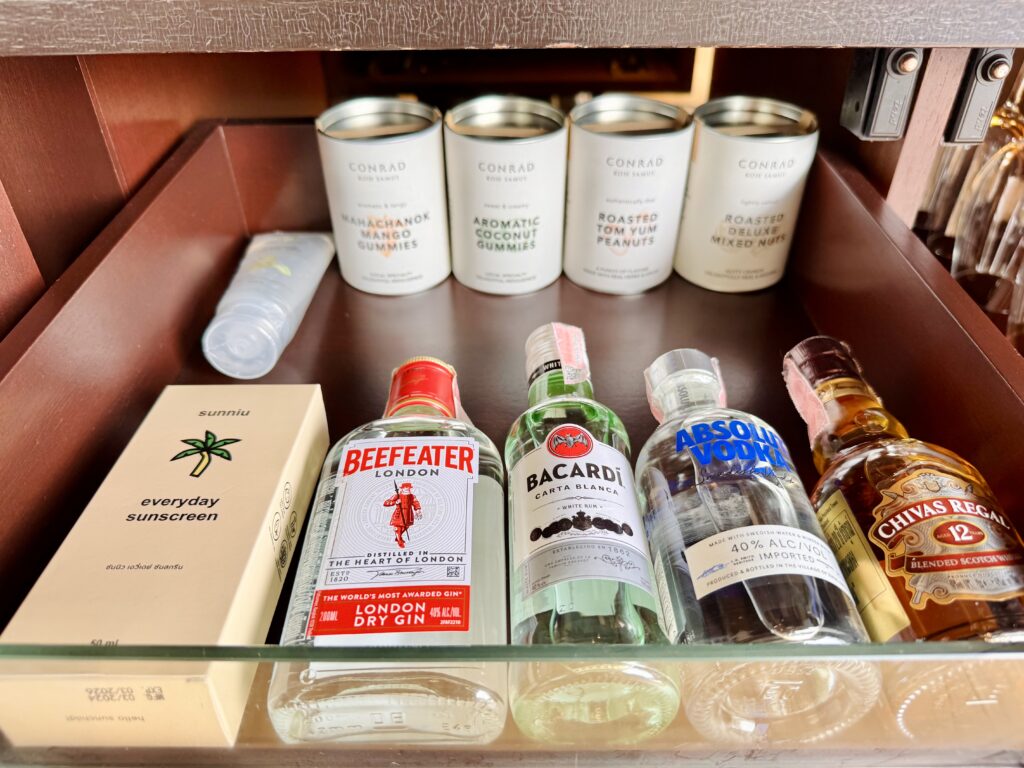 コンラッドコサムイ 客室に置いてあるアルコールや日焼け止め