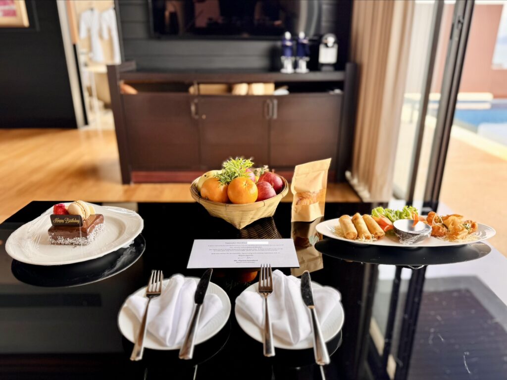 コンラッドコサムイ ウェルカムフルーツやケーキ
