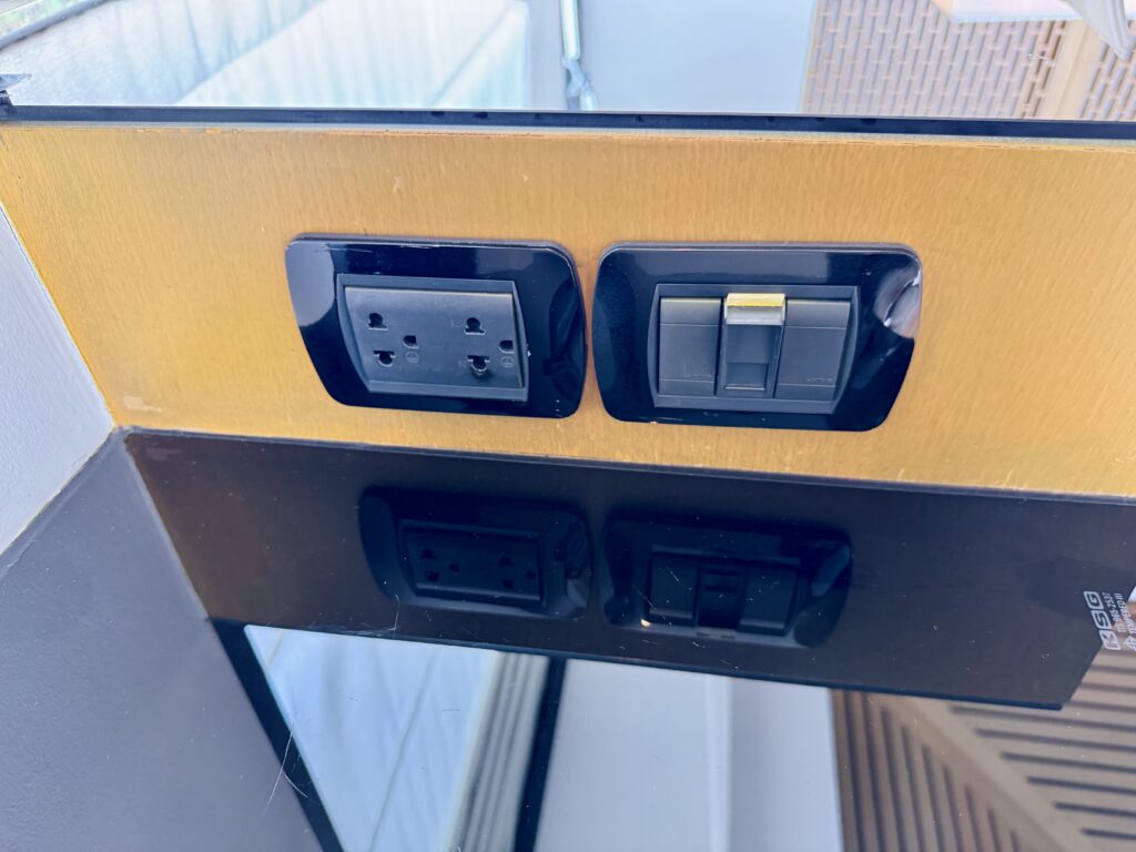 コンラッドコサムイ 客室デスクにあるコンセント