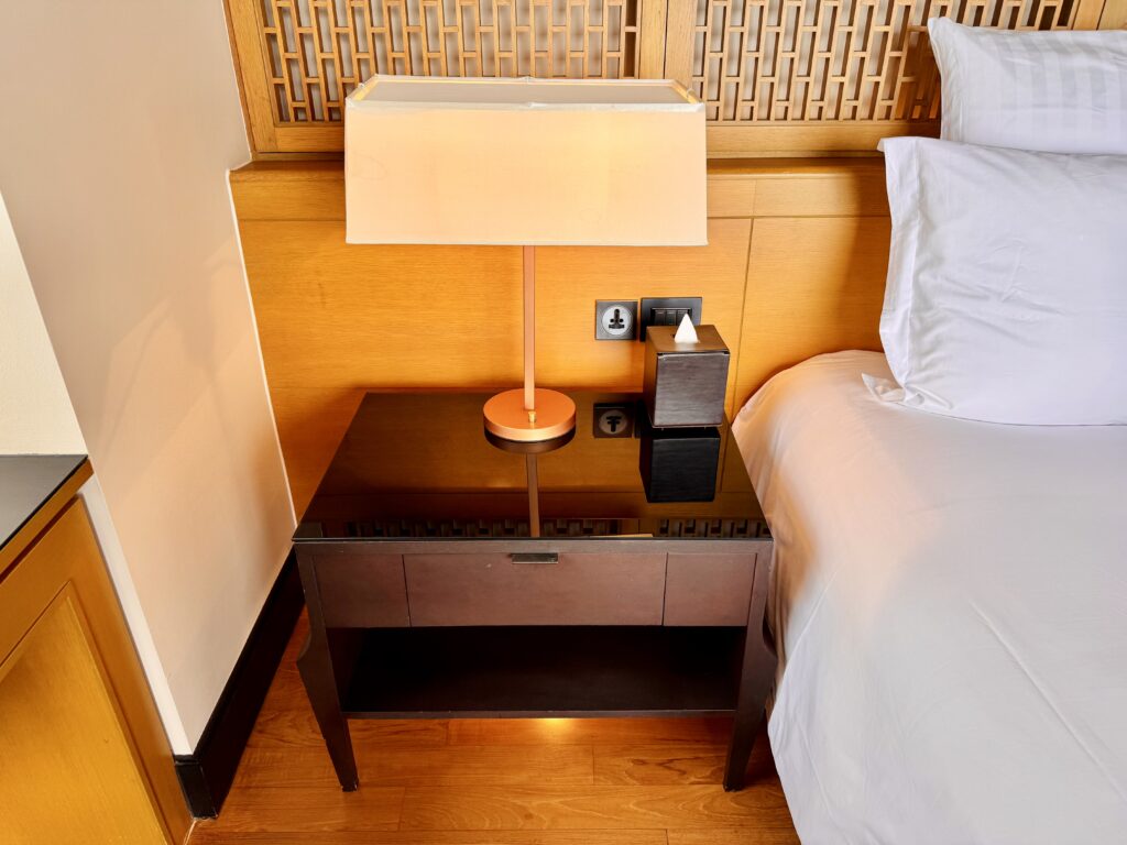 コンラッドコサムイ ベッドサイドの照明