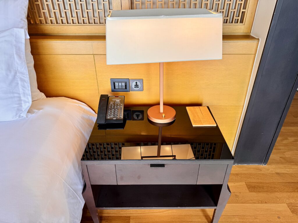 コンラッドコサムイ ベッドサイドの照明