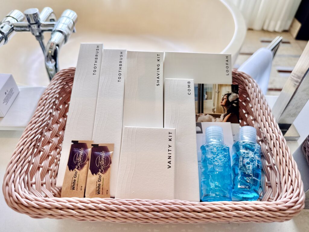 コンラッドコサムイ 洗面台にあるアメニティー