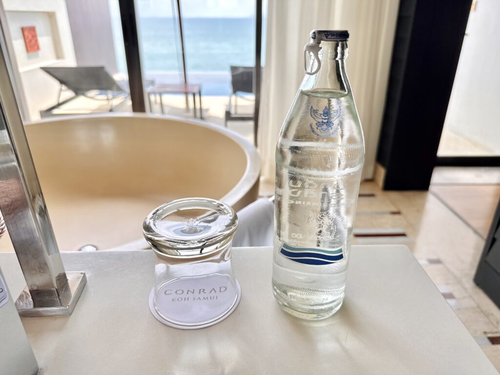 コンラッドコサムイ 洗面台にあるボトルウォーター