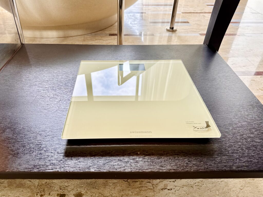 コンラッドコサムイ 客室の体重計