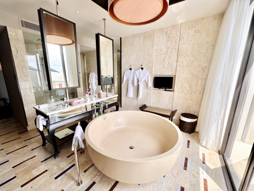 コンラッドコサムイ 浴槽とウェットエリアの様子