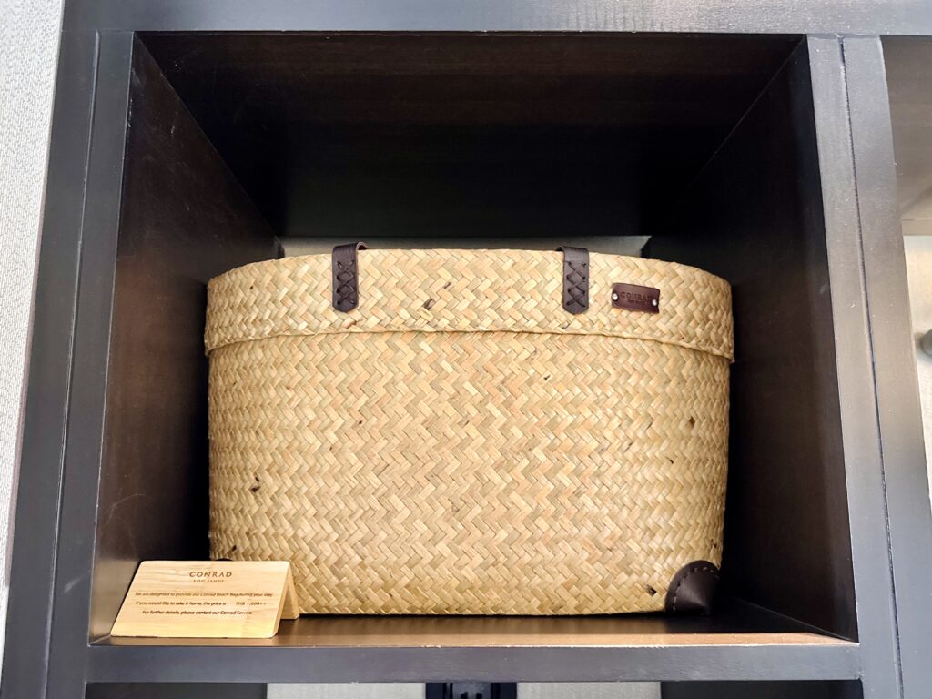 コンラッドコサムイ 客室のカゴバック